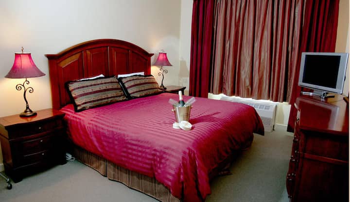 เตียงคิงไซส์ในห้องนอนแยกต่างหาก