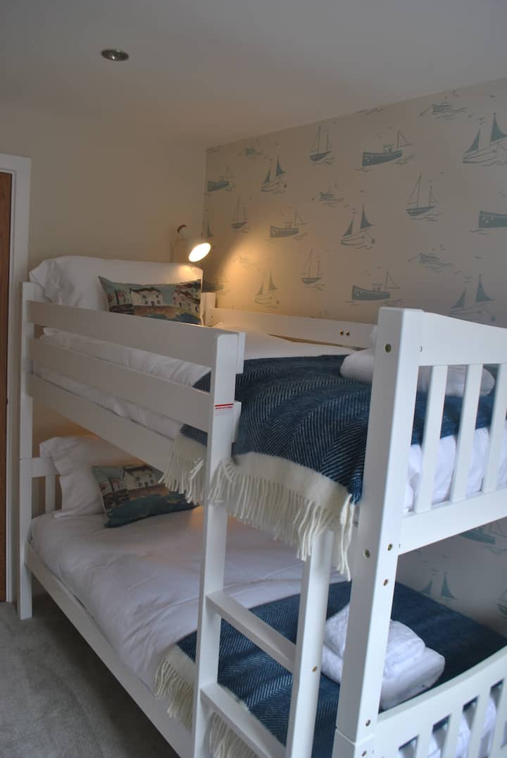 ห้องนอนชั้นแรกมีเตียงสองชั้นเหมาะสำหรับเด็กและผู้ใหญ่