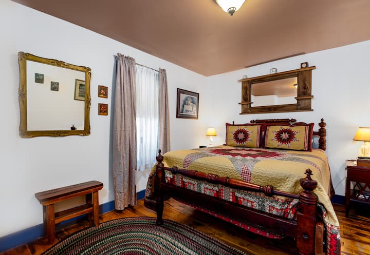 Middelste slaapkamer boven met queensize bed , tv