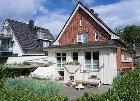 Admiral summer house with private garden, close to the beach
