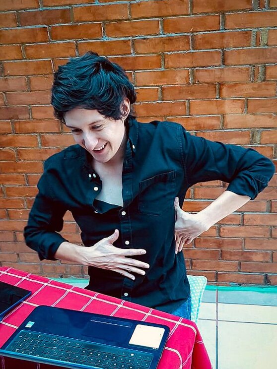 Show full-screen, host-provided image