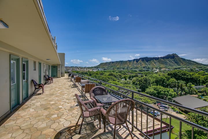 2BR on Waikiki Beach-Top Floor w/kitchen & parking