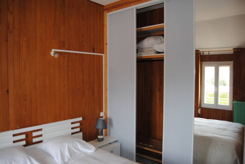 Chambre indépendante avec lit 2 personnes et grand placard
