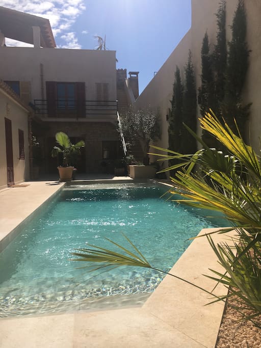 Blick über Pool zum Haus