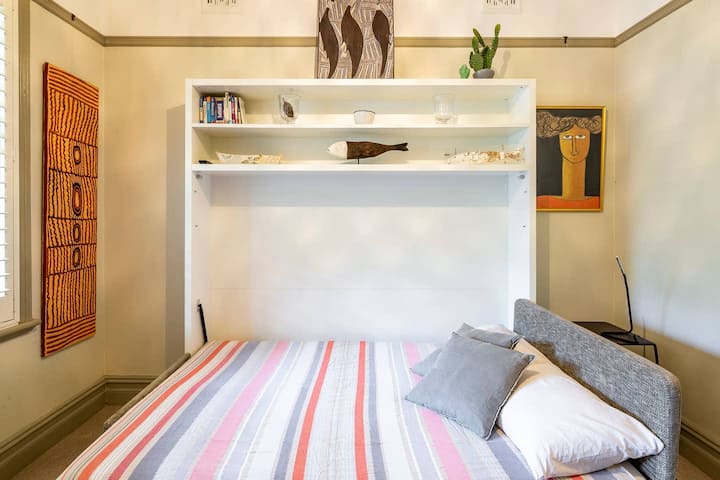 Chumba cha kulala 3 / au chumba mbadala cha TV na kitanda cha Malkia kimefunguliwa