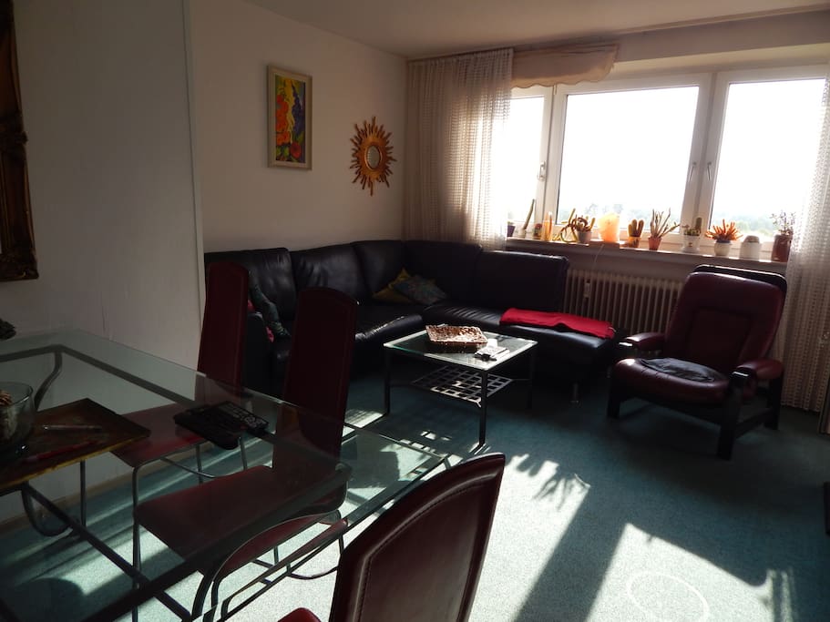 Einblick ins Wohnzimmer. Von hier und den daneben liegenden Balkon genießt man einen sehr weiten Blick ins Weserbergland