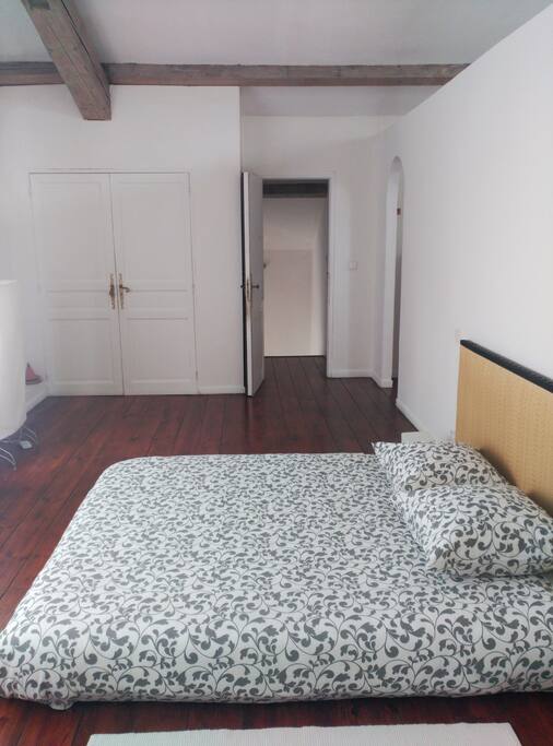 Chambre avec le lit en 1.60m