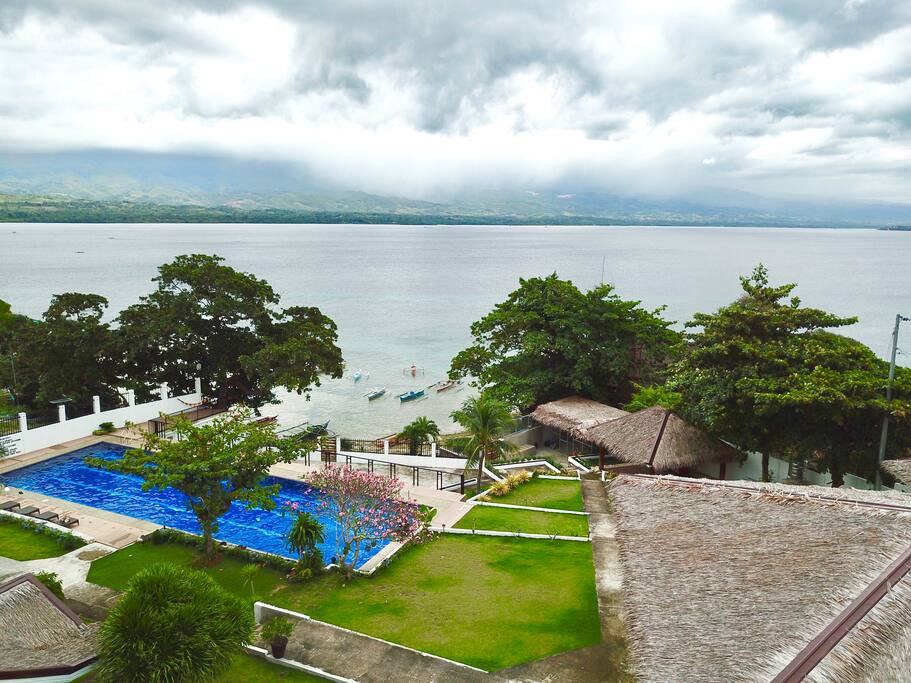 Aerial-view of swimming pool, garden, and seafront/空拍泳池花園以及海景