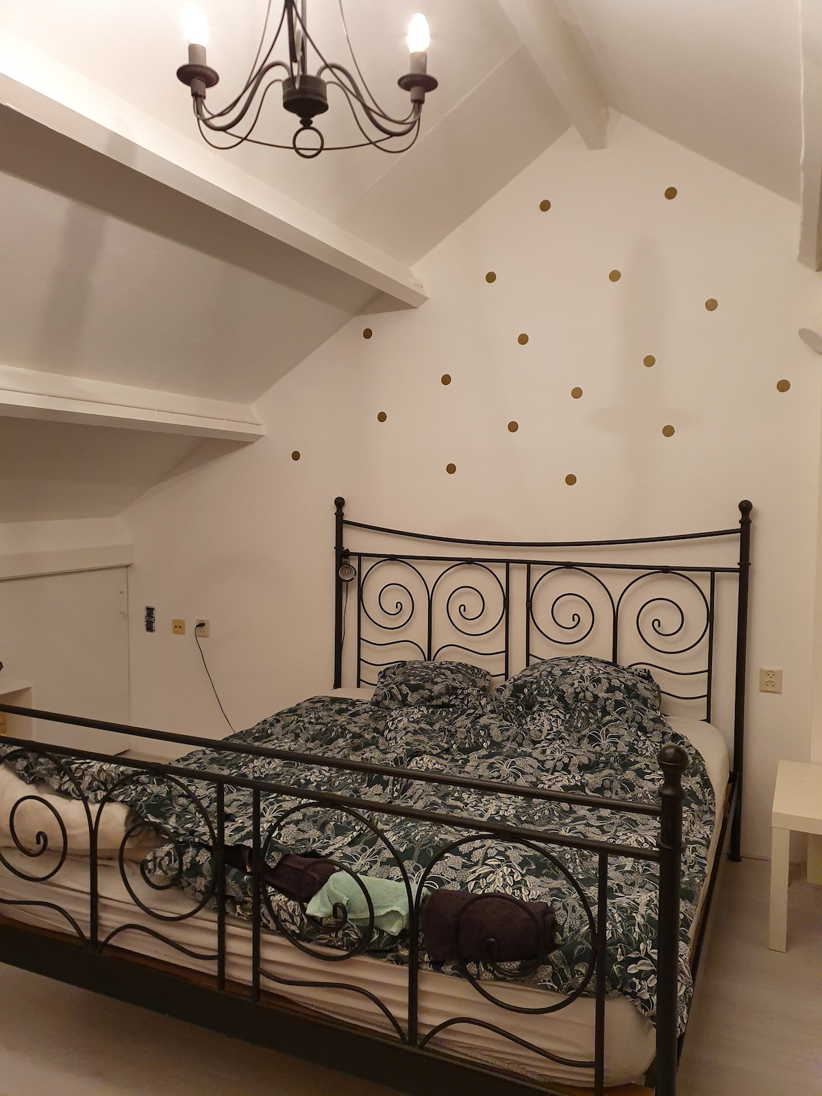 U ovoj spavaćoj sobi nalazi se i umivaonik. Ovaj je pod samo vaš! 