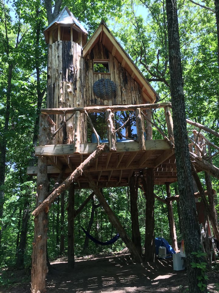 small and quaint treehouse in Missouri