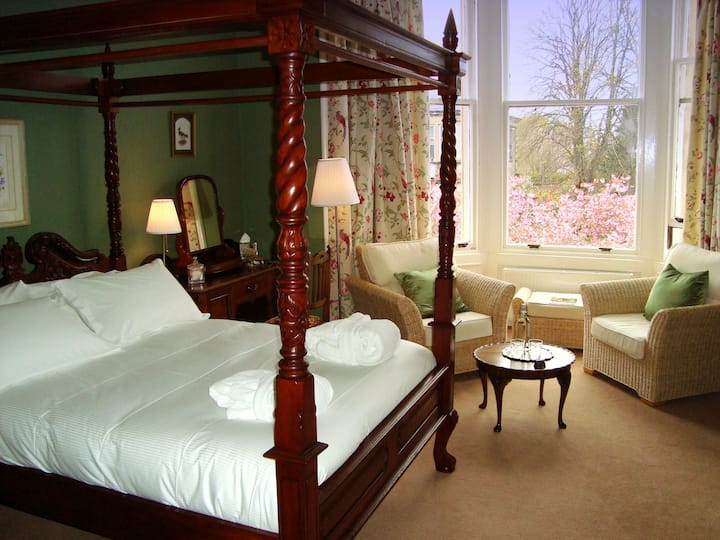 The Cunningham room with four-poster bed