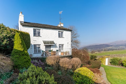 Country Cottage with Views 15m Walk to Pub