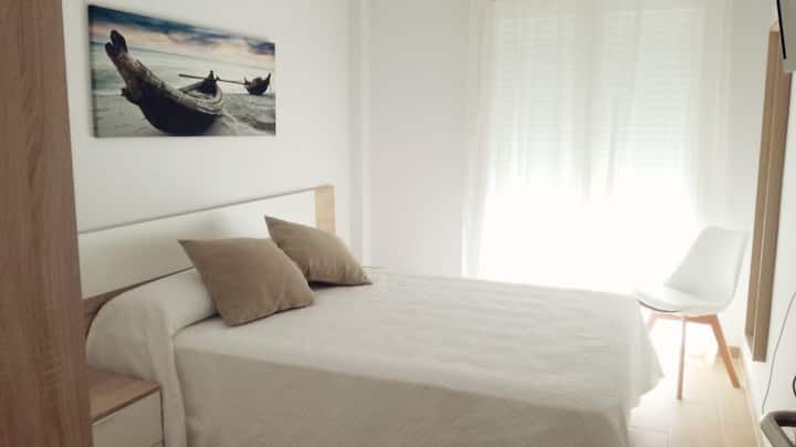 Zimmer mit Balkon. 1,35 cm Bett. 55-Zoll-Fernseher. Ventilator