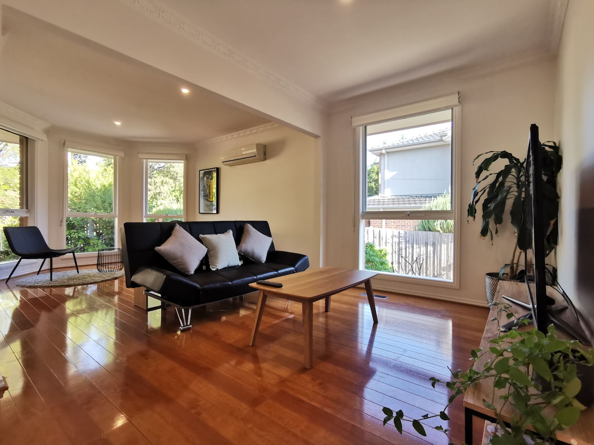 Top Airbnb: Entire home - Comfort with secure carpark in Glen Waverley