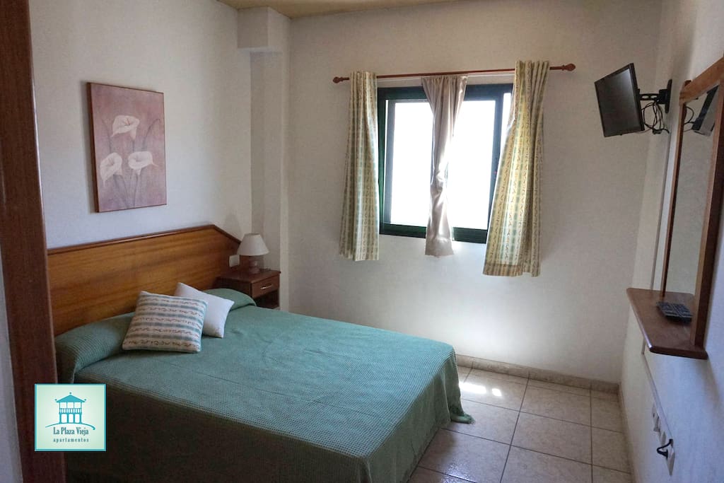 Dormitorio, TV.