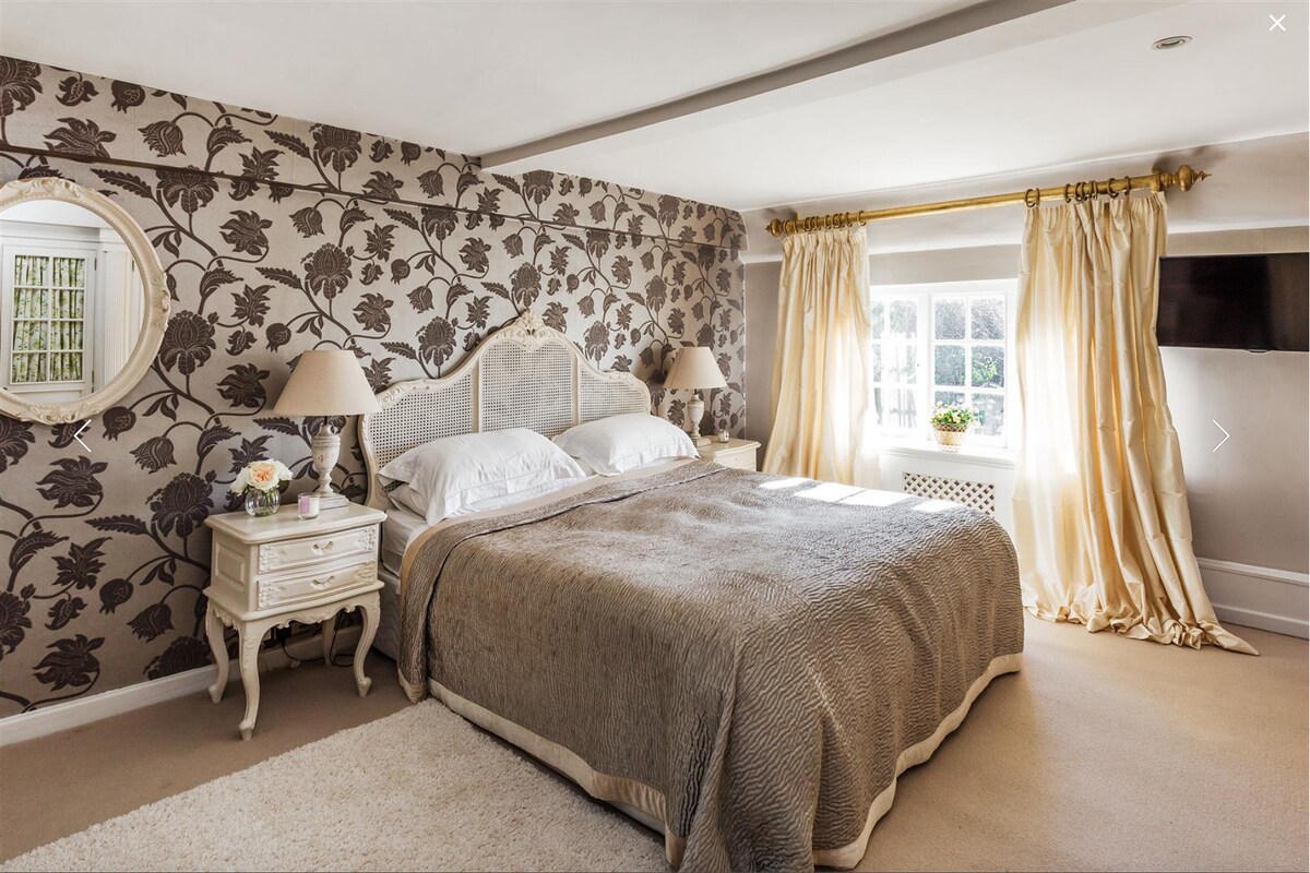 dhoma kryesore e gjumit e vizitorëve në pjesën e shtëpisë së shekullit të 15-të me qasje në dhomën e madhe të zhveshjes dhe banjën ngjitur