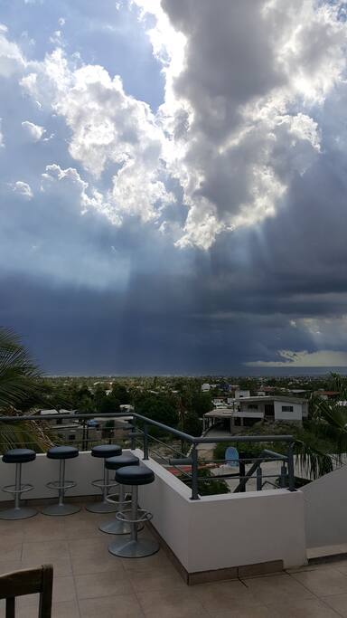Hermoso espectáculo en temporada de Lluvias de Julio a Octubre visto desde la terraza en su Planta Alta
