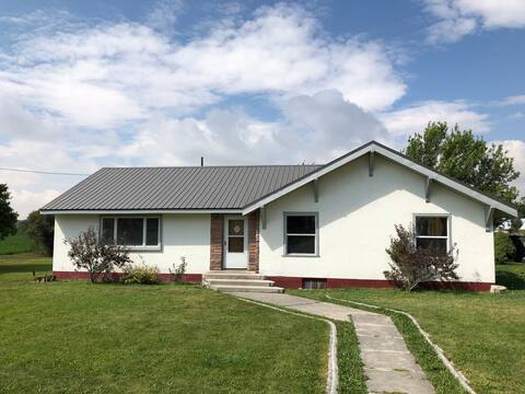 100 Year Old Farmhouse: Newly Renovated, Sleeps12+