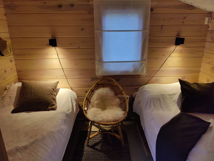 一间客房小屋，设有两间客房和一个可供三人入住的睡眠区。