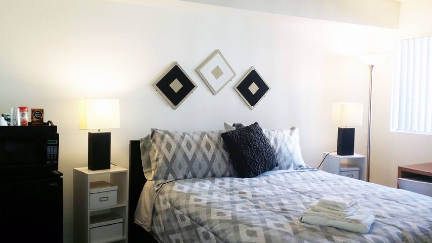 COZY PRIVATE ROOM & BATH -CLOSE TO TRAIN STATION