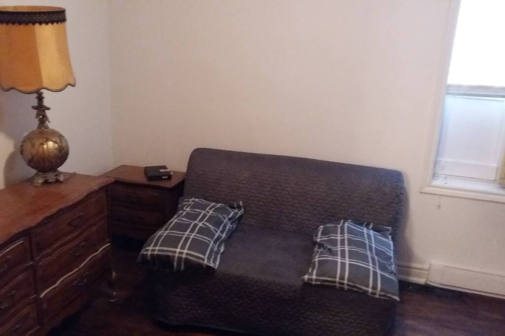 Chambre 2 - Canapé-lit deux places avec penderie et commode