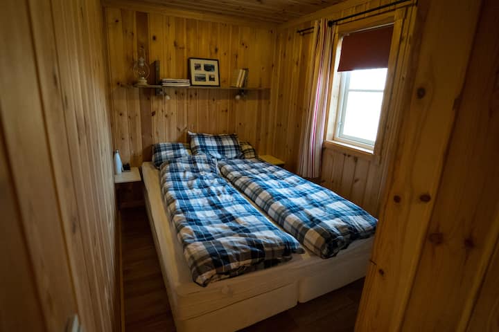 Prvá spálňa so 150 cm širokou posteľou.
