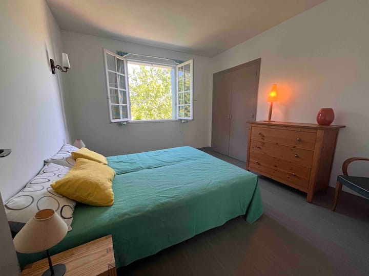 Spálňa 2 s 2 lôžkami po 80 lôžkach alebo 160 lôžkami s výhľadom na zadnú záhradu. 