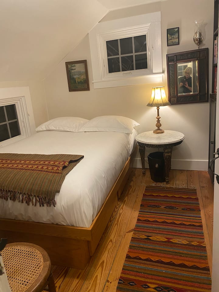 Спалня с малко двойно легло