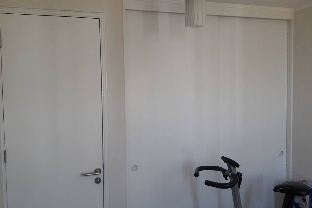 Mueble disponible en pieza huesped.
