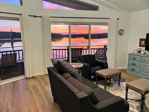 Entire Waterfront Home - 6 Bed/4.5 Baths