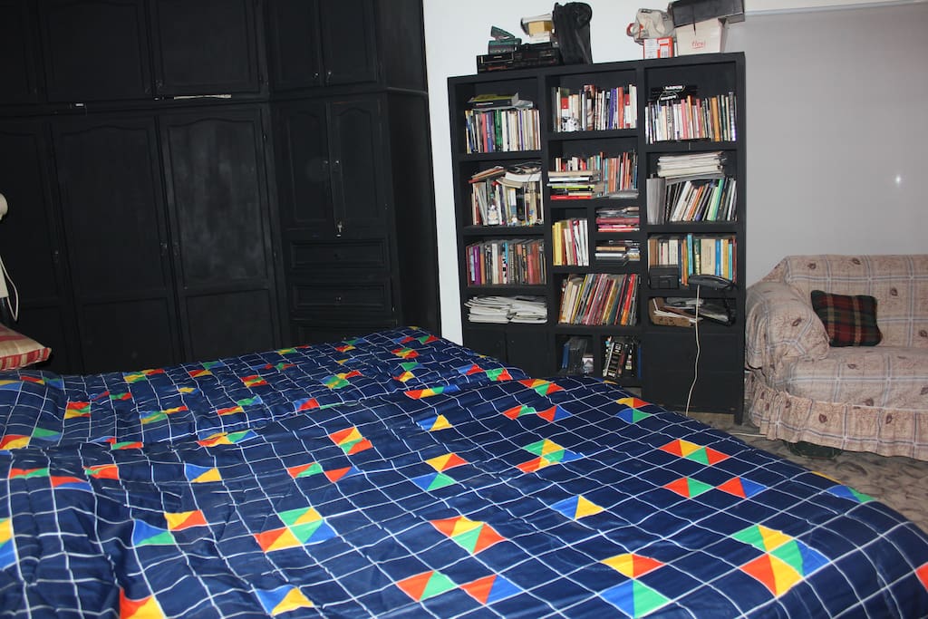 Recámara con una Habitación con cama matrimonial y otra individual. Closet, librero y escritorio.