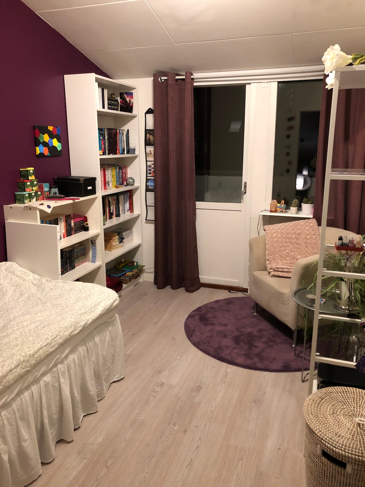 غرفة نوم 2 بسرير فردي ومساحة لسرير إضافي إذا لزم الأمر.