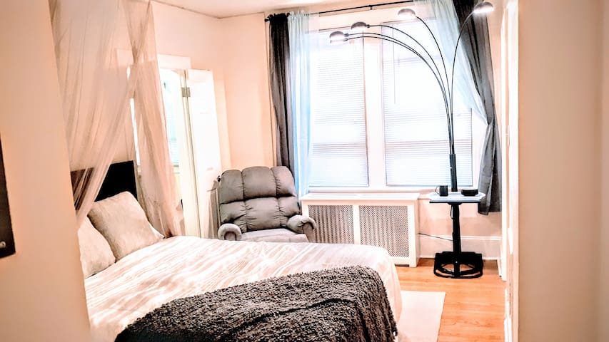 Private Studio Steps from U.S. Capitol Building