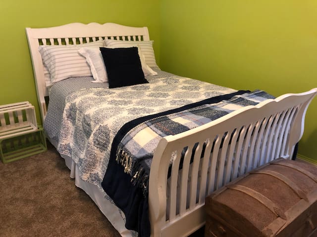 Serene room with Walk-In closet!