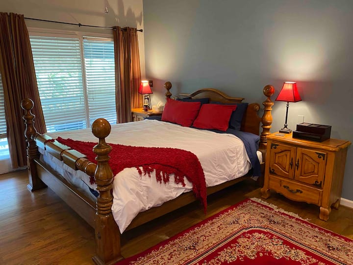 סוויטת חדר שינה ראשי עם מיטת קינג סייז ומרפסת פרטית. חדר השינה גדול מספיק כדי להוסיף מיטה זוגית מתקפלת לאנשים שישנים.