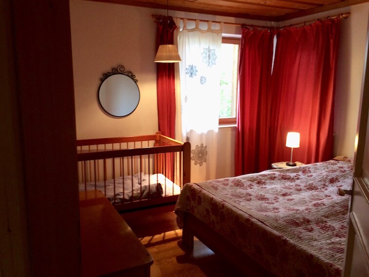 غرفة نوم مع سرير أطفال