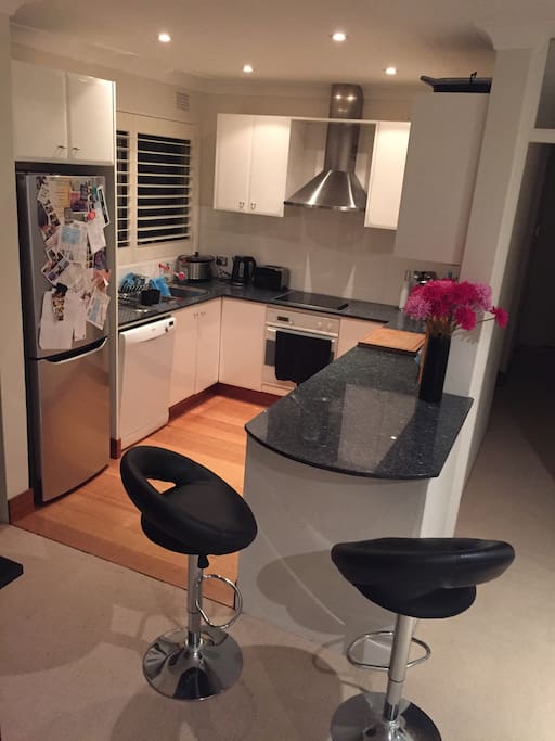 Kitchen & Breakfast Bar