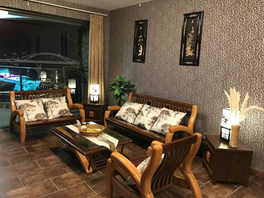 坐在客厅看着电视也可以欣赏到落地窗在外的景色