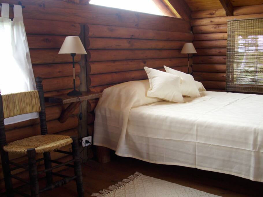 Cama doble en planta alta