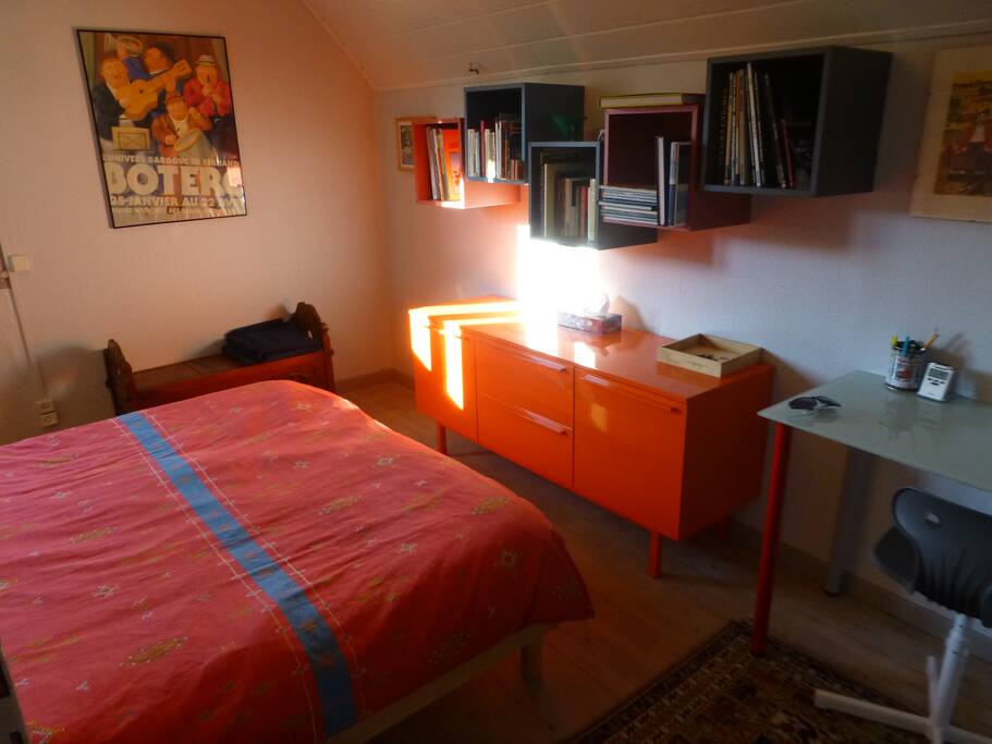 ...avec bureau et rangement..