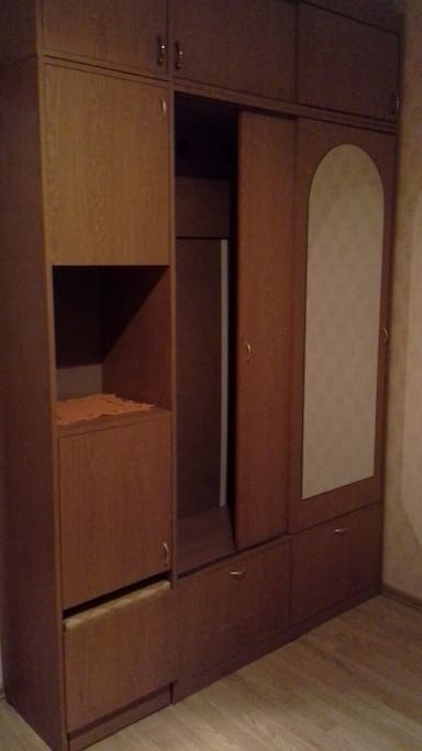 Шкаф для верхней одежды.