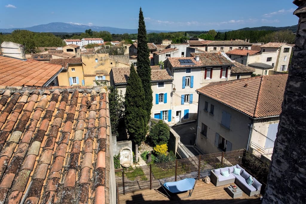 Located in the historical centre of Pernes Les Fontaines, la Maison Farget offers a lovely view on the Mont Ventoux.