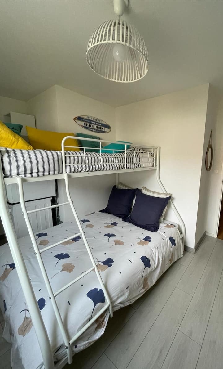 O segundo quarto, cama 140 e cama 90 como opção.