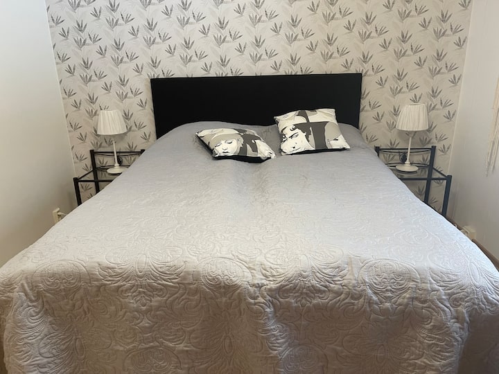 ห้องนอนใหญ่พร้อมเตียงคู่กว้าง 160 ซม.