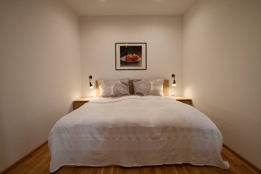 bedroom with kingsize bed