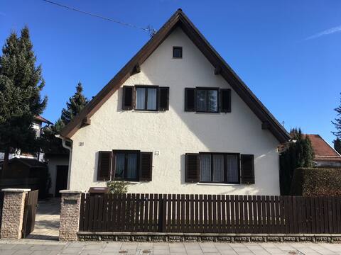 detached detached house in Unterhaching