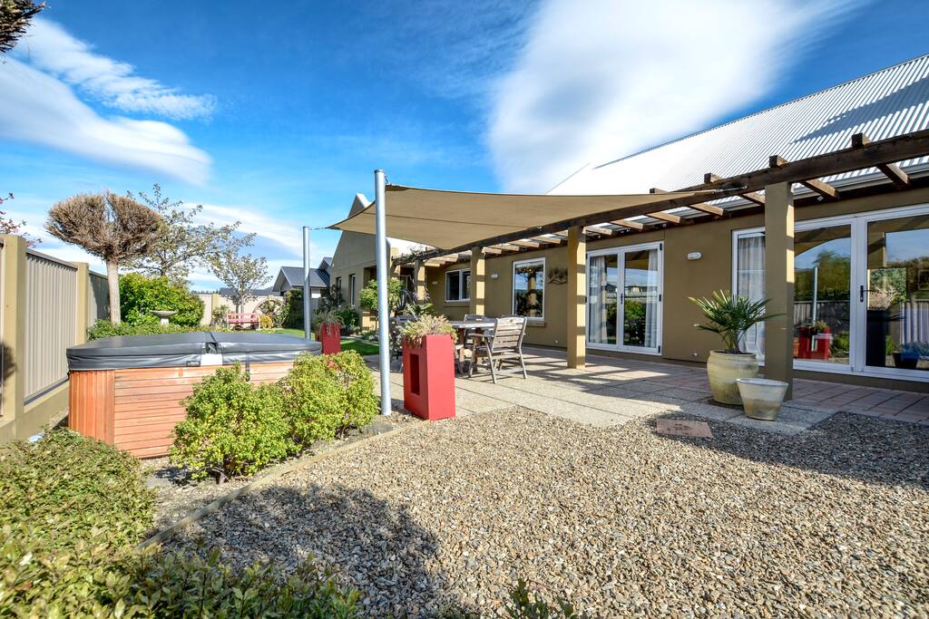 Argyll on Clyde back garden and spa pool