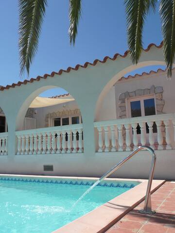 Marina de charme Empuria piscine amarre Canal gallery image 2