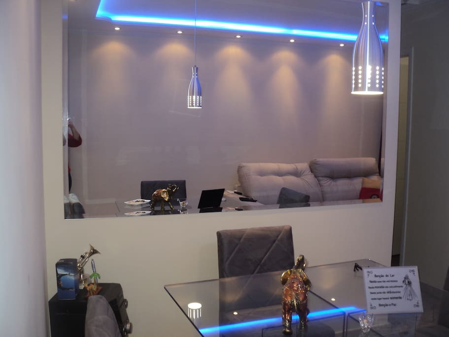 Sala com mesa jantar