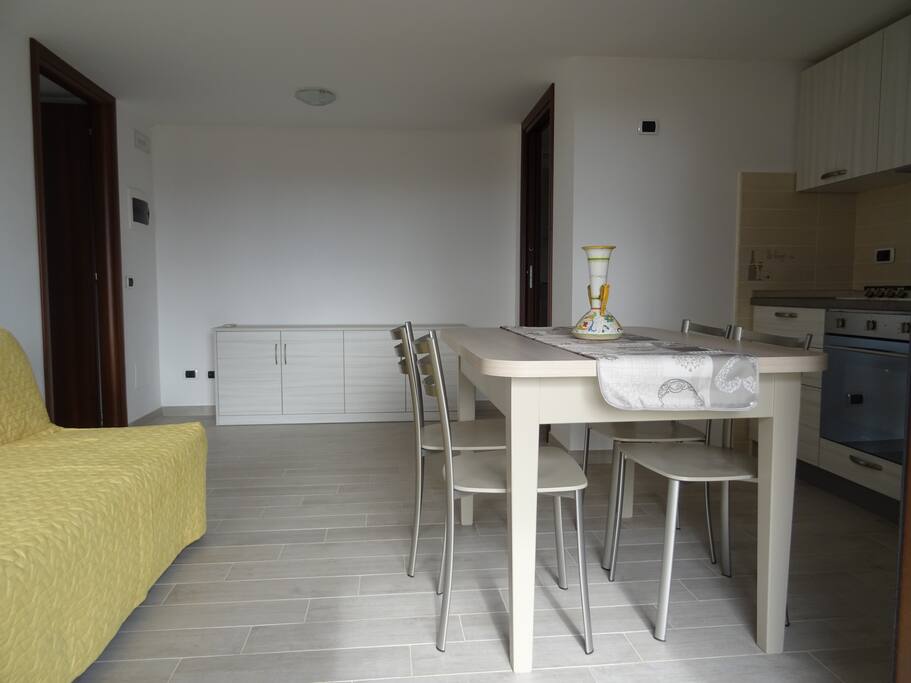 Sala da pranzo con divano letto e tv